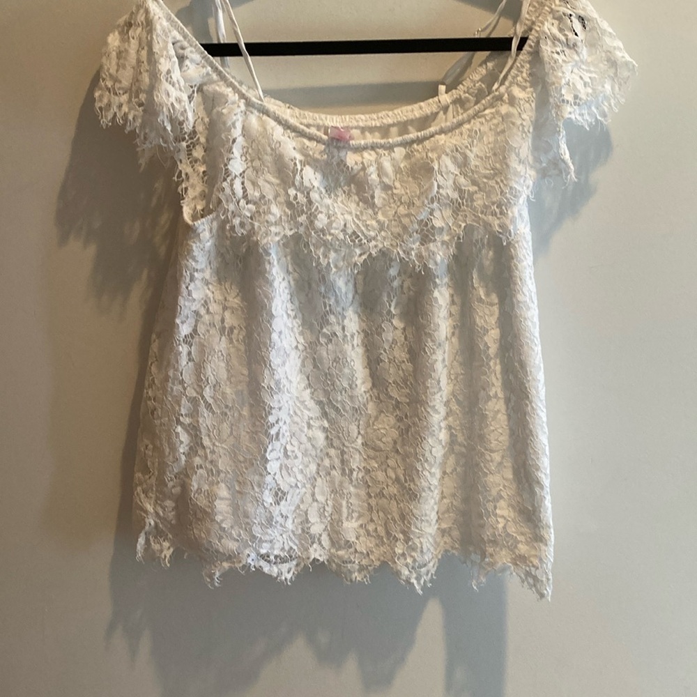 17. NO BOUNDARIES lace top